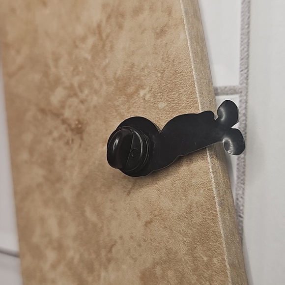 Green Alien Rubber Pin - Picture 2 of 2